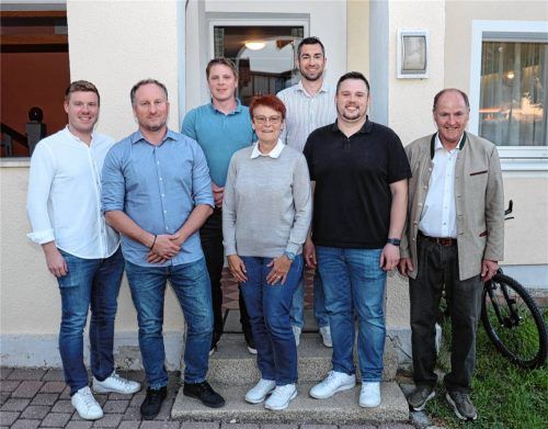 Zweiter Bürgermeister Thomas Mayrhofer (links) und Bürgermeister Johann Ziegleder (rechts) gratulieren den „Neuen“ im Egglkofener Gemeinderat (von links): Christoph Hermannsthaler, Andreas Ehret, Rita Mayrhofer, Vinzenz Wurstbauer und Daniel Gaedtke. Foto Josef Enzinger