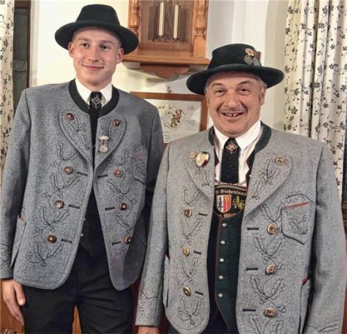 Zweiter Vorsitzender Bernhard Kaffl (links) und der neu gewählte Vorsitzende Hubert Weber. Foto Reichert