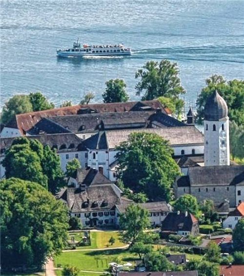 Zwischen tausendjährigem Baum und Kloster liegt das 600 Jahre alte Gasthaus „Zur Linde“.