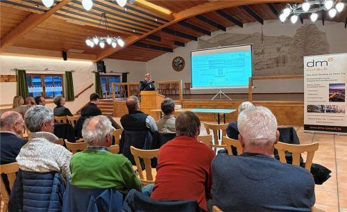 Zwischenbilanz der kommunalen Wärmeplanung zogen in der Lamstoahalle Alexander Siebold (hier am Pult) und Stephan Kittke von dme consult sowie Sebastian Gottschalk von netcad Service vor zahlreichen interessierten Bürgerinnen und Bürgern.Foto Kirchner