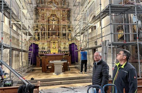 16 Meter hoch ist das Stahlgerüst, das das Deckengewölbe im Altarraum der Laurentiuskirche stützt. Kirchenpfleger Holger Dietl (rechts) und Verwaltungsleiter Michael Liegl haben die Arbeiten der Experten vor Ort mitverfolgt. Foto Kotter