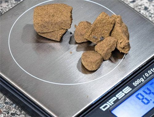18 Kilogramm Haschisch holte ein junger Mann aus dem Landkreis Rosenheim aus Nürnberg ab. Ein 20-jähriger Freund aus Bad Endorf begleitete ihn auf den Fahrten. Jetzt musste er sich dafür vor Gericht verantworten. Foto dpa/Boris Roessler