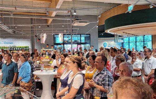 300 Gäste waren zum Pre-Opening des neuen Prechtl-Supermarkts gekommen. Foto Friedl