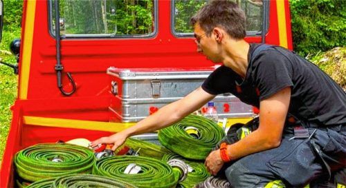 35 Tage liegen zwischen dem ersten Foto vom Bergwaldbrand am Saurüsselkopf und den Aufräumarbeiten. In den vergangenen Tagen wurde die umfangreiche Löschausrüstung zurückgebaut und ins Tal gebracht. Der Einsatz ist nun offiziell beendet. Foto Hobmaier