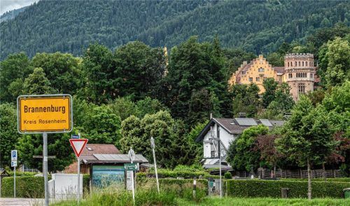 70 Jahre lang war Schloss Brannenburg (oben rechts) für viele Generationen Schule und Zuhause. Nun steht die Einrichtung vor dem Aus. Davon betroffen sind etwa 50 Schüler und 43 Mitarbeiter. Foto Thomae