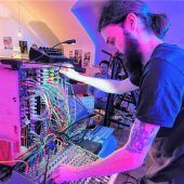Summer SynthiLounge: Elektronische Klänge unter freiem Himmel in der Stiftung Attl