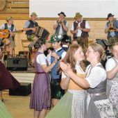 Begeistertes Publikum beim Boarischen Tanz der Stoabacher im Aschauer Bräustadl