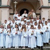 22 Kinder zum ersten Mal am Tisch des Herrn
