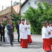 Gläubige ziehen durch den Ort
