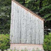 Kriegerdenkmal wegen Krähen weiter eingehaust