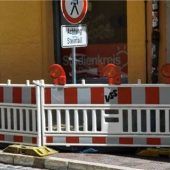 Fassade eines Altstadthauses bröckelt – Gehweg gesperrt