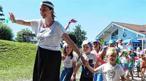 Zum Auftakt war die ganze Kindergartenfamilie umjubelt auf das Festgelände im Garten gezogen. Foto Markus Müller