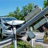 Notfall am Steuer – Leitplanke und Ampel beschädigt