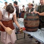 Auftakt zum 40. Isener Volksfest: Bürgermeisterin Irmgard Hibler zapft an