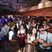 Evenhausener feiern mit Wein und Weißbier