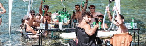 Abkühlung im Wasser: Diese Fans gingen mit ihrer Biergartengarnitur beim Chiemsee-Summer-Festival quasi baden. Foto Effner