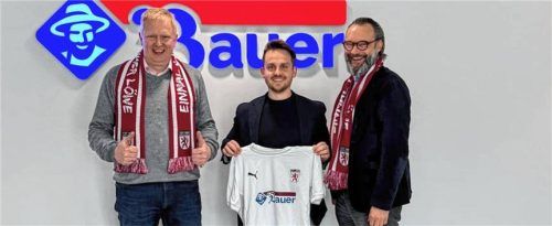 Abteilungsleiter Kevin Klammer und die Geschäftsführer der Bauer-Gruppe, Martin Humfeldt (links) und Tim Schwertner (rechts).Foto Hain