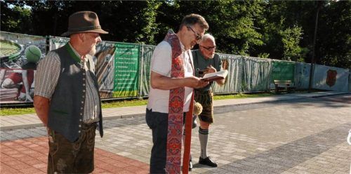 Abteilungsleiter Wolfgang Schulz, Pfarrer Christoph Rudolph und Gerhard Sieber (von links) bei der Segnung.Foto Schwitteck