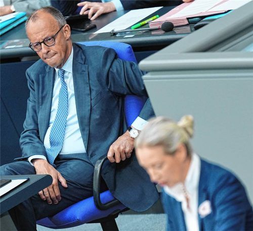 Alice Weidel, Bundesvorsitzende und Fraktionsvorsitzende der AfD, spricht im Plenarsaal im Bundestag, während Bundeskanzler Friedrich Merz (CDU) zuhört. Foto dpa
