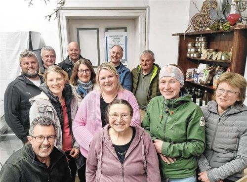Alle Gesellschafter des Prientaler Bergbauernladens mit den in ihren Ämtern bestätigten Geschäftsführern. Foto Hötzelsperger