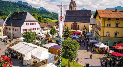 Am 6. und 7. Juni verwandelt der Trachtenmarkt den Marktplatz in Neubeuern wieder in ein Paradies für Freunde von Handwerk und Brauchtum. Foto Nitzsche
