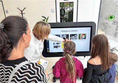 Am Aktionsstand der Altersmedizin konnten große und kleine Besucher den „CareTable“ testen. Foto RoMed Kliniken