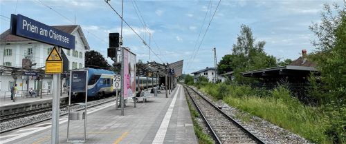 Am Bahnhof in Prien hat sich in der Nacht auf Samstag ein schwerer Unfall ereignet. Ein Jugendlicher musste mit dem Rettungshubschrauber in ein Krankenhaus gebracht werden. Foto Anita Berger