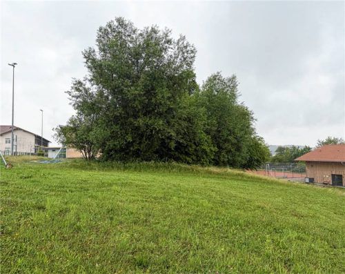 Am Hang zwischen Fußballplatz und Musikheim soll sich das neue Kinderhaus in Schnaitsee einfügen. In der jüngsten Gemeinderatssitzung waren die Kosten Thema. Foto Hinmüller