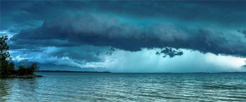 Am Horizont ziehen bedrohliche Wolken auf. Eine Gewitterfront über dem Chiemsee brachte jüngst einige Personen in Seenot. Foto dpa