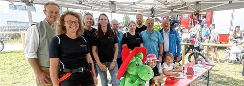 Am Info-Stand der FRCN: (von links) Bürgermeister Anton Baumgartner, die Aktiven Evi Landinger, Annette Pailas, Melanie Gierer, Vanessa Ganterer, Steffi Obermaier, Simon Uhmann, Vorsitzender Max Stadler und Ehrenvorsitzender Christian Glas. Foto Hötzelsperger