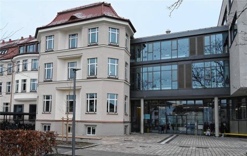 Am Karolinen-Gymnasium in Rosenheim haben zahlreiche Schüler keinen Platz bekommen. Nach den Baumaßnahmen an der Schule gibt es weniger Klassenzimmer. Foto Schlecker