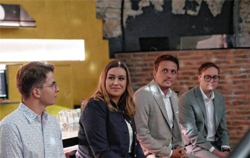 An der Bar im Eiskeller wurde diskutiert (von links): Jacob Buys, Maria Hörtrich, Julian Preidl und Philipp Seitz. Foto Sofie Onnasch