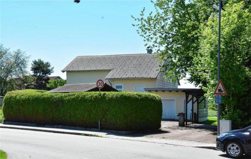 An der Schlößlstraße 13, dort wo sich derzeit noch ein leer stehendes Einfamilienhaus befindet, soll eine Rettungswache entstehen. Foto Schlecker