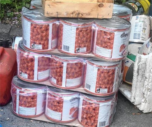 An der Wertstoffinsel an der Stemplingerstraße haben Unbekannte kiloweise Tomaten abgestellt. Foto privat