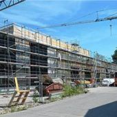 Stahltreppe begräbt Arbeiter
