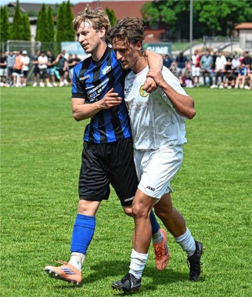Auch das gehört zur Relegation dazu: eine Fairplay-Szene aus dem Duell zwischen Ramerberg/Rott und Höhenrain. Foto Ruprecht