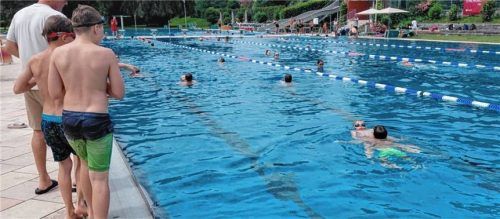 Auch Rettungsgriffe im Wasser wurden unter Aufsicht eingeübt. Foto Sedlbauer
