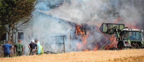 Auch wenn einige Anwohner versuchten, den Brand zu löschen, konnten sie nicht verhindern, dass das Wohnhaus ein Raub der Flammen wurde. Die Polizei ermittelt wegen der Brandursache. Foto  Fiß/Eß