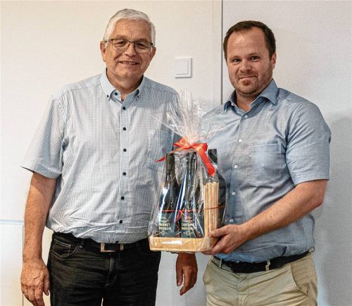 Auch wenn er noch ein paar Arbeitstage vor sich hat, wurde Kolbermoors Bauamtsleiter Andreas Meixner (links) in der Stadtratssitzung am 24. Juni bereits offiziell verabschiedet. So überreichte Bürgermeister Thomas Rothmayer seinem scheidenden Mitarbeiter ein Wein-Präsent. Foto Thomae