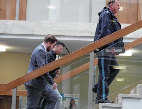 Auf dem Weg zum Saal 136 im ersten Stock des Landgerichts Traunstein: der Angeklagte Abdelrehim M. (Mitte) im Gespräch mit Anwalt Claus Burghard. Foto Onnasch
