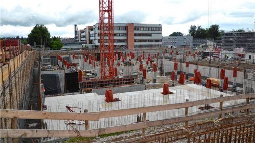 Auf der Baustelle für die neue „Einser-Berufsschule“ an der Wasserburger Straße in Traunstein scheint es zügig voranzugehen. Foto xe