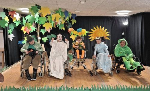 Auf der Bühne des Musikmärchens „Der Traumzauberbaum“: (von links) Maria, Ludwig, Pasquale, Hanne und Lydia wirkten bei der Premiere im Caritas-Haus Christophorus Brannenburg mit.Fotos  re