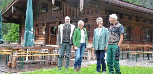 Auf der Schwarzachenalm am Fuße des Sonntagshorns: (von links) Landrat Andreas Danzer, Maria Stöberl, Birgit Löffler und Hans Thullner. Foto xe