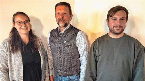 Auf gute Zusammenarbeit: die neue Gemeinderätin Daniela Nägler, Bürgermeister Werner Biedermann (Mitte) und der neue Gemeinderat Richard Eberl. Foto kreibich