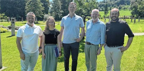 Auf Ortstermin: (von links) Bürgermeister Max Singer, Jasmina Krämer (Bad Feilnbach),Simon Frank, Michael Andrelang und Michael Hartl (FKZ). Foto re
