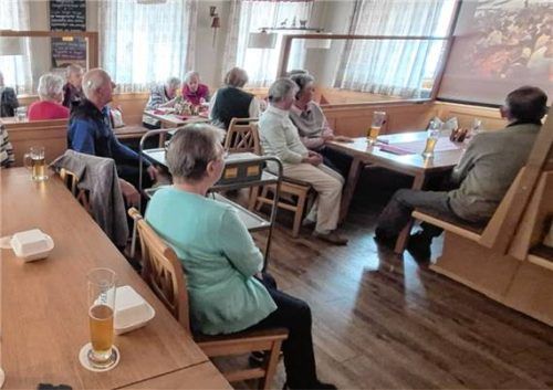 Aufmerksam wurden die Bilder von Engelbert Vodermaier von der 1075-Jahr-Feier in Oberbrunn verfolgt und viele Erinnerungen wurden dabei wachgerufen. Foto Künzner-Hingerl