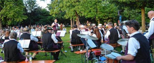 Auftritt der Marktkapelle im Kurpark Grassau, die von Stefan Fußeder dirigiert wurde. Foto Eder