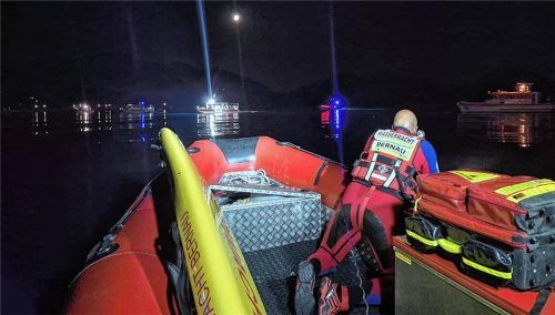 Ausfahrten am Tag und in der Nacht: Hitze und hoher Besucherandrang haben die Wasserwacht Bernau innerhalb von drei Tagen zu zehn Einsätzen gerufen – darunter Vermisstensuchen, medizinische Notfälle und technische Hilfeleistungen auf dem See. Foto  Wasserwacht Bernau