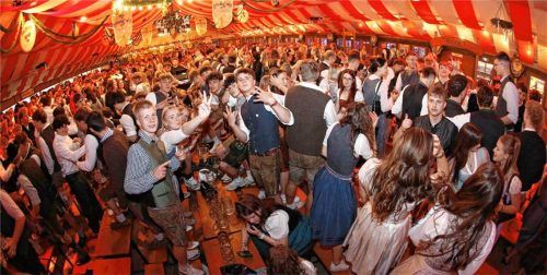 Ausgelassenheit beim Wasserburger Frühlingsfest: Im Festzelt tagt nun die RSA. Den Gästen wird alles andere als zum Feiern zumute sein. Foto  Stuffer