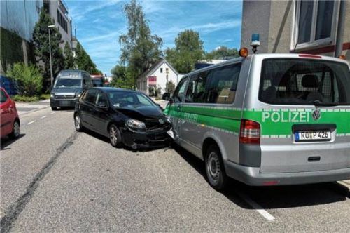 Ausgerechnet in ein Polizeiauto krachte eine 85-Jährige. Eine Biene irritierte sie derart, dass sie die Kontrolle über ihr Fahrzeug verlor. Foto Reisner